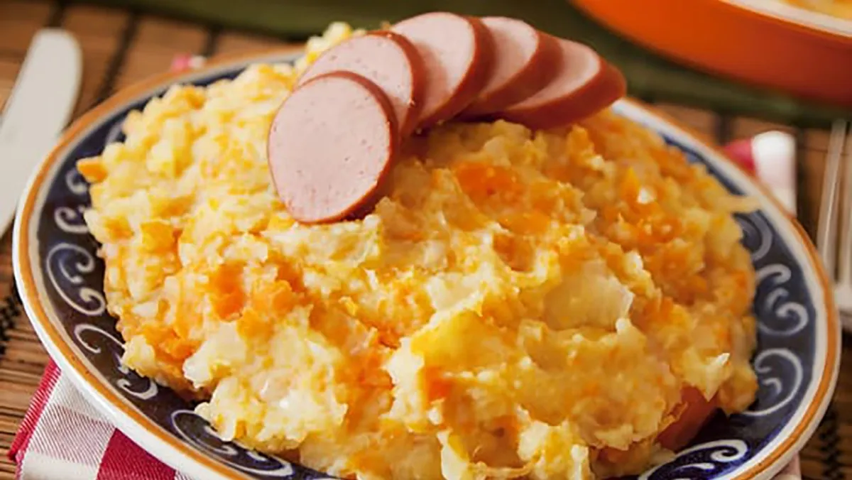 Hutspot recept van oma - een ouderwetse schaal met hutspot en plakjes rookworst.