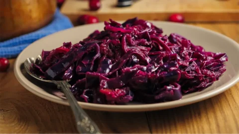 Het rode kool recept van oma op een bordje met een vork.