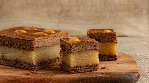 Vers gemaakte ouderwetse gevulde speculaas van oma op een houten plankje in een nostalgische setting.