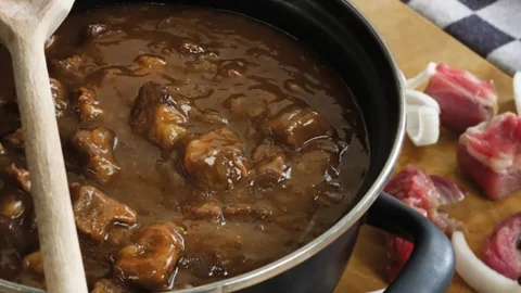 Een pan vol stoofvlees die bewijs dat hachee maken van oma niet moeilijk hoeft te zijn.