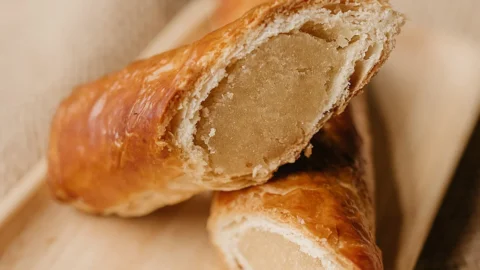 Deze twee mooie vers gebakken stukken bewijzen dat een ouderwetse banketstaaf maken niet moeilijk hoeft te zijn.